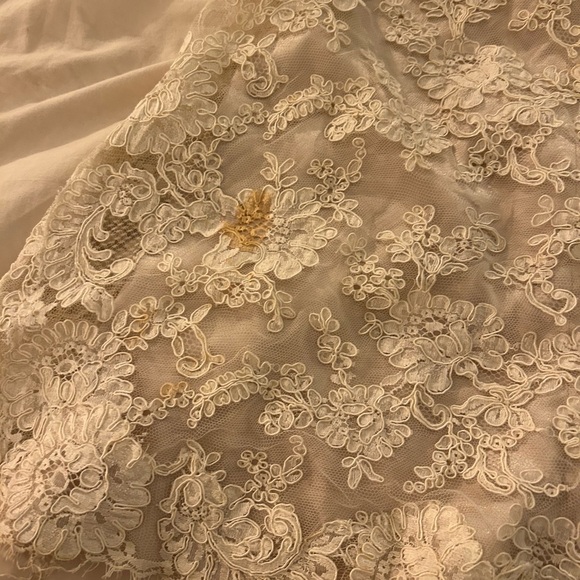 Timeless lace a line wedding dress with keyhole back and plunging neckline - Picture 8 of 16